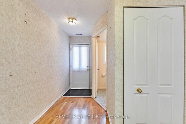 Front foyer with hardwood flooring at 1400 The Esplanade N #411, Pickering, listed by The Gordon Brothers Team, Revel Realty Inc., Brokerage